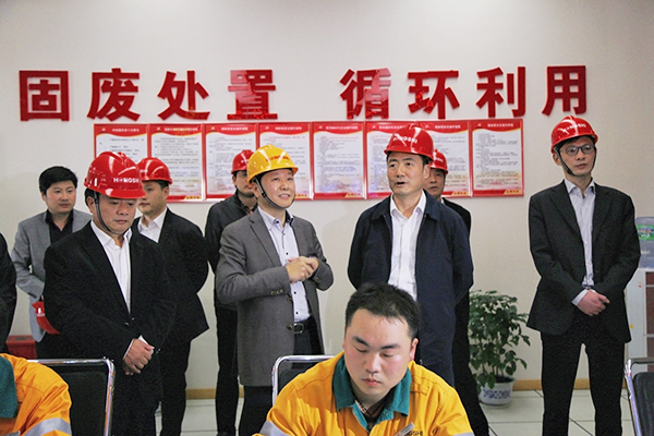 2016年3月，浙江省人大常委会副主任赵光君（右二，时任金华市委书记）来集团调研水泥窑协同处置固废项目，肯定集团在“五水共治”、环境?；さ确矫孀鞒龅墓毕? onclick=