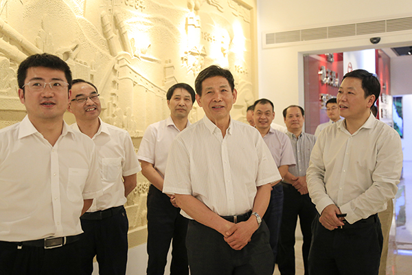 2017年9月，中国建筑材料联合会会长乔龙德（中）来集团调研，充分肯定集团在创新驱动、绿色发展、“一带一路”等方面取得的成绩