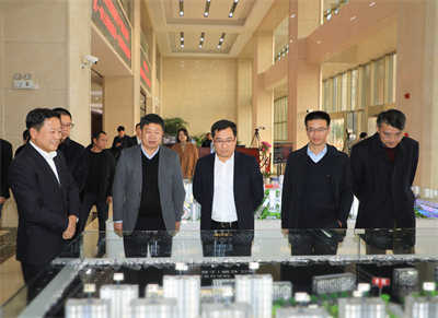 2021年12月，兰溪市委副书记、市长朱俊华（中）来红狮集团调研